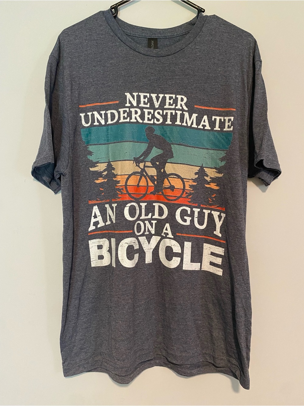Gildan Graphic T-Shirt Men's Large "Never Underestimate An Old Guy On A Bicycle"